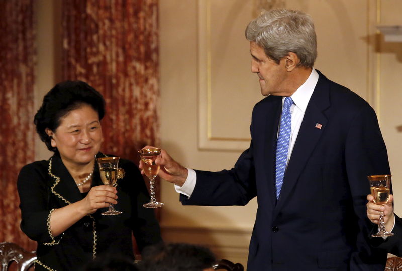 © Reuters. U.S. Secretary of State John Kerry toasts with Chinese Vice Premiers Liu Yandong at a joint banquet at the Strategic and Economic Dialogue (S&ED) at the State Department in Washington