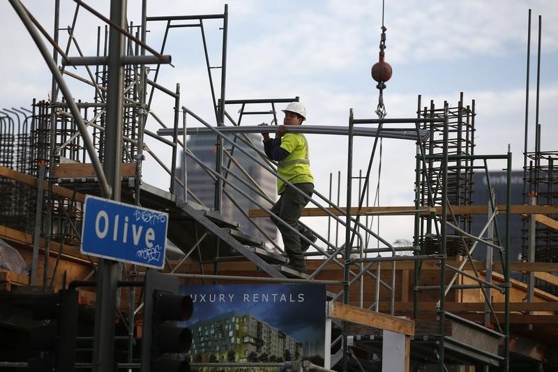 © Reuters. A man works on a building site for a luxury apartment complex in downtown Los Angeles