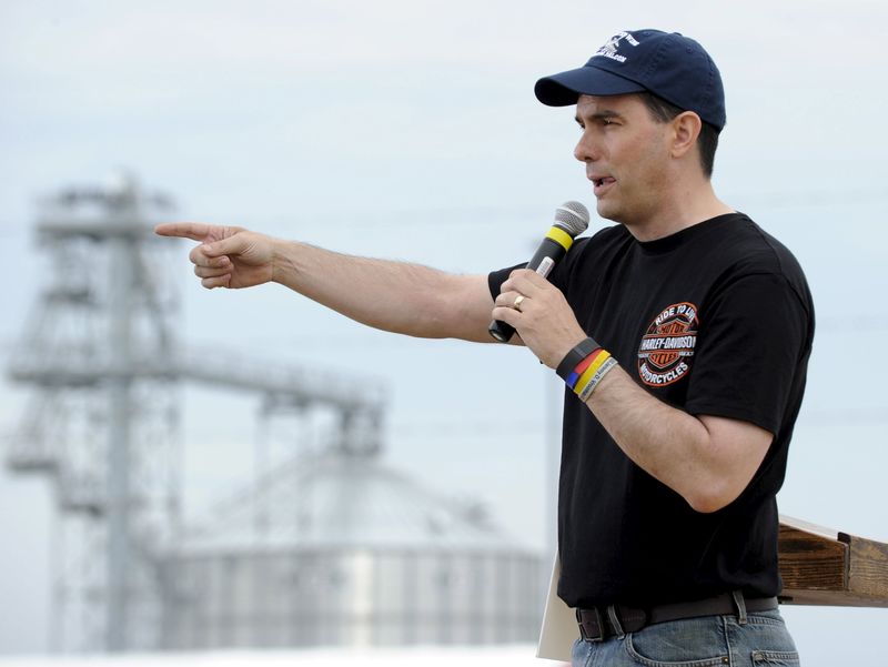 © Reuters. Wisconsin Governor Walker speaks during a "Roast & Ride" campaign event sponsored by Iowa Senator Ernst at the Central Iowa Expo in Boone, Iowa 