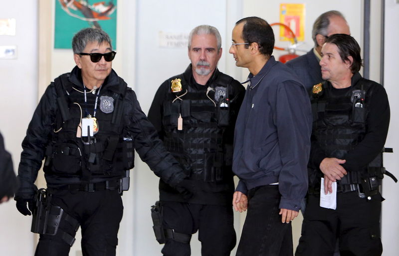 © Reuters. Empresário Marcelo Odebrecht é escoltado por policiais em Curitiba