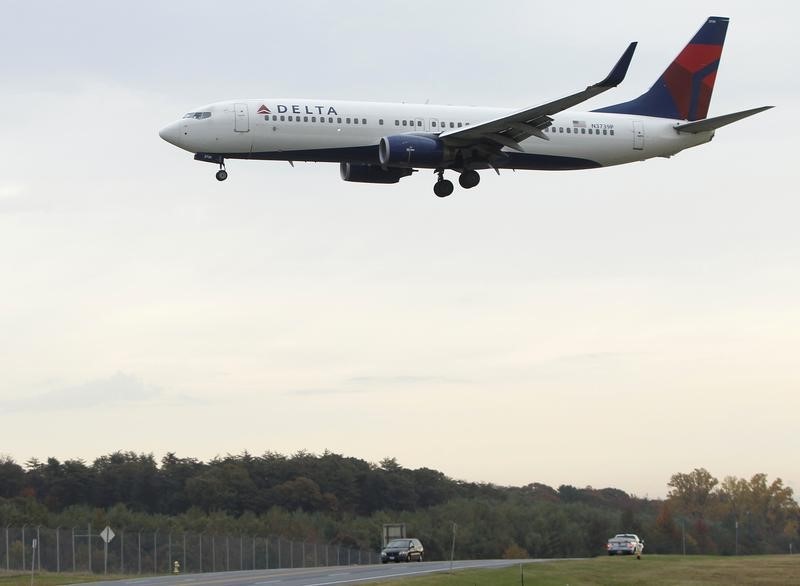 © Reuters. A Delta Air Lines jet lands at BWI Thurgood Marshall International Airport near Baltimore, Maryland