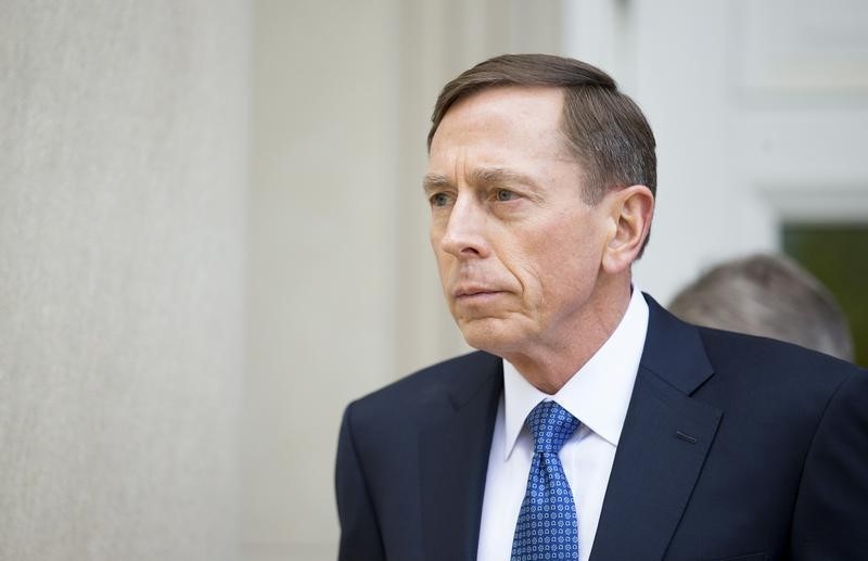 © Reuters. Former CIA director David Petraeus leaves the Federal Courthouse in Charlotte