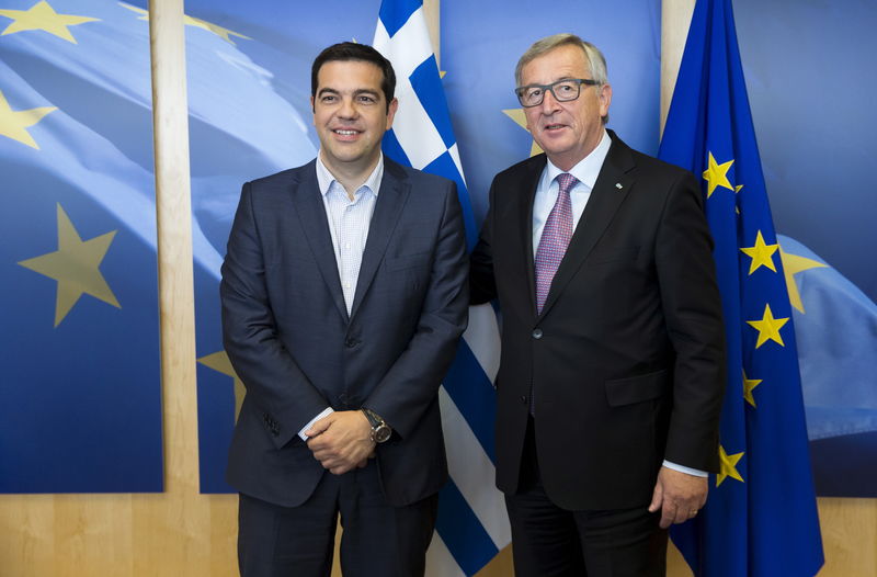 © Reuters. El primer ministro griego, Alexis Tsipras (izqda.), es recibido por el presidente de la Comisión Europea, Jean Claude Juncker, antes de una reunión en Bruselas, Bélgica