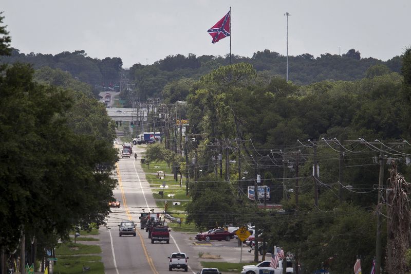 © Reuters. Grande bandeira dos confederados é vista em Tampa Bay