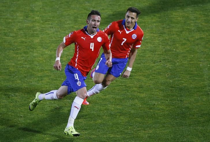 © Reuters. Chile derrota a Uruguay 1-0 y pasa a semis en Copa tras polémico partido