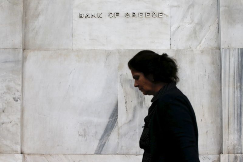 © Reuters. Las bolsas europeas caen por preocupación sobre Grecia, H&M baja 