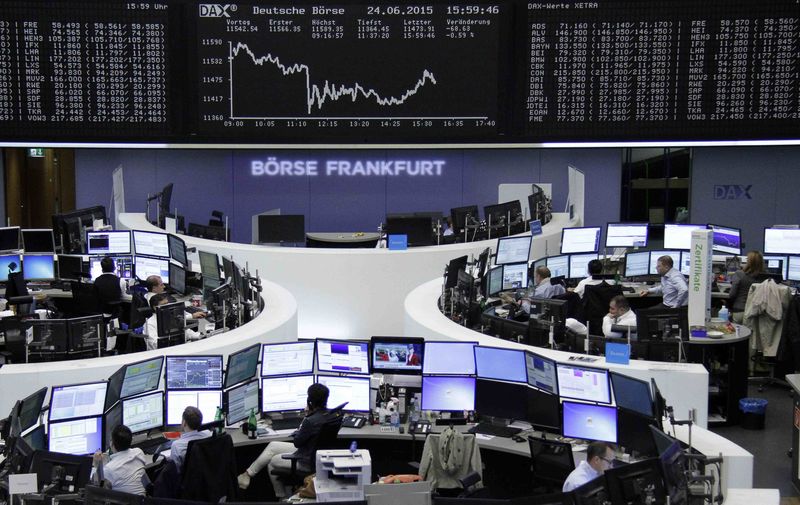 © Reuters. Traders are pictured at their desks in front of the DAX board at the Frankfurt stock exchange