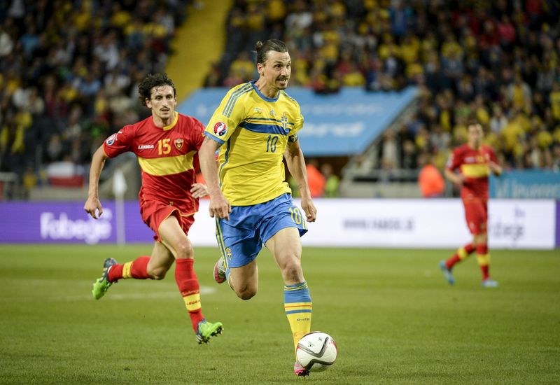 © Reuters. Sweden's Zlatan Ibrahimovic dribbles the ball just before scoring the 3-0 goal chased by Montenegreo's Stefan Savic during the UEFA Euro 2016 Group G qualifying soccer match between Sweden and Montenegro at Friends Arena in Stockholm