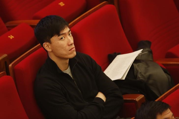 © Reuters. China's hurdler Liu Xiang attends as a delegate at a session of the Chinese People's Political Consultative Conference (CPPCC) of the Shanghai Municipal Committee, in Shanghai