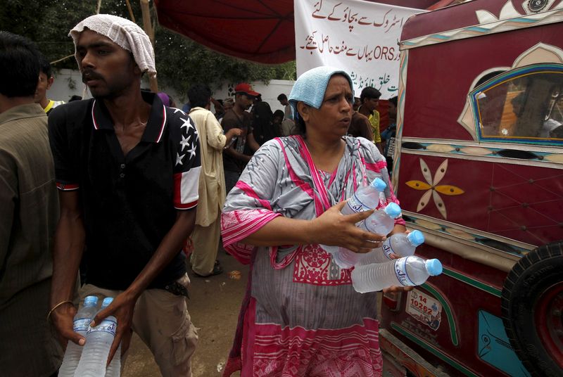 © Reuters. وفاة أكثر من ألف شخص في موجة الحر في باكستان