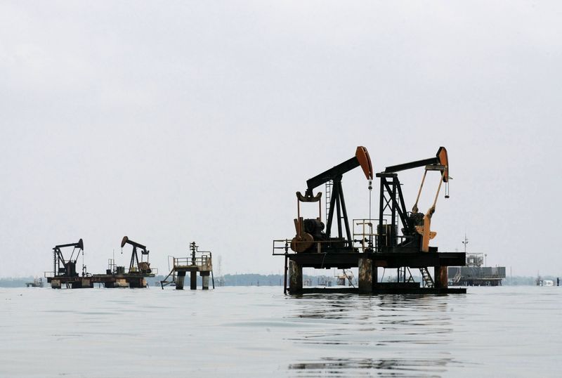 © Reuters. Oil pumps are seen in Lagunillas, Ciudad Ojeda, in Lake Maracaibo in the state of Zulia