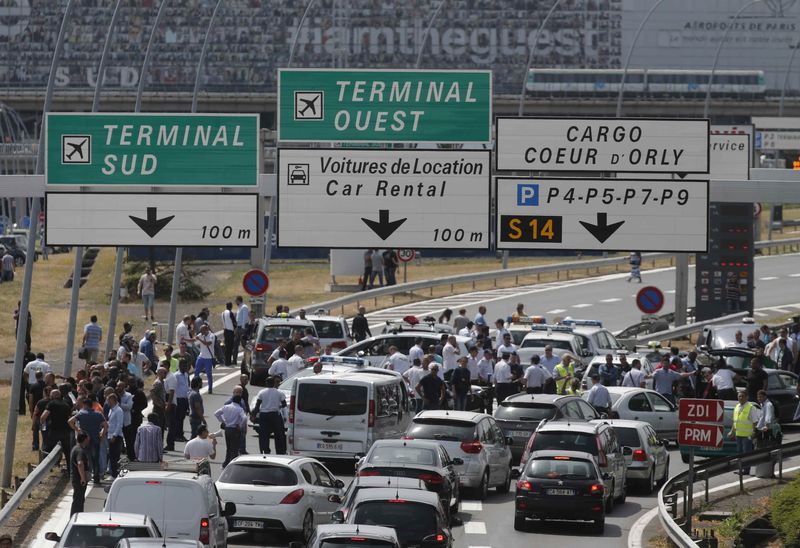 © Reuters. Manifestação de taxistas fecha acesso ao aeroporto de Orly, em Paris