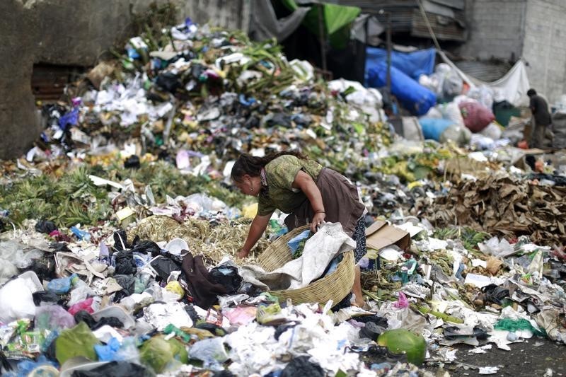 © Reuters. Empresas de consumo prometen reducir a la mitad desperdicio de comida a 2025