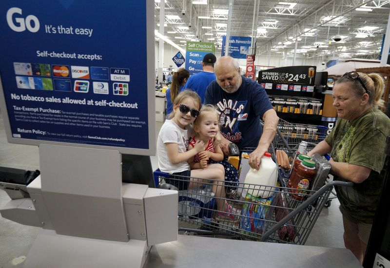 © Reuters. A family uses the self-checkout at the Wal-Mart owned Sam's Club in Bentonville


