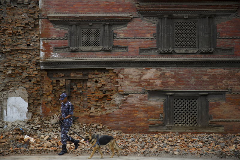 © Reuters. Policial na praça Bashantapur Durbar, afetada por terremoto no Nepal