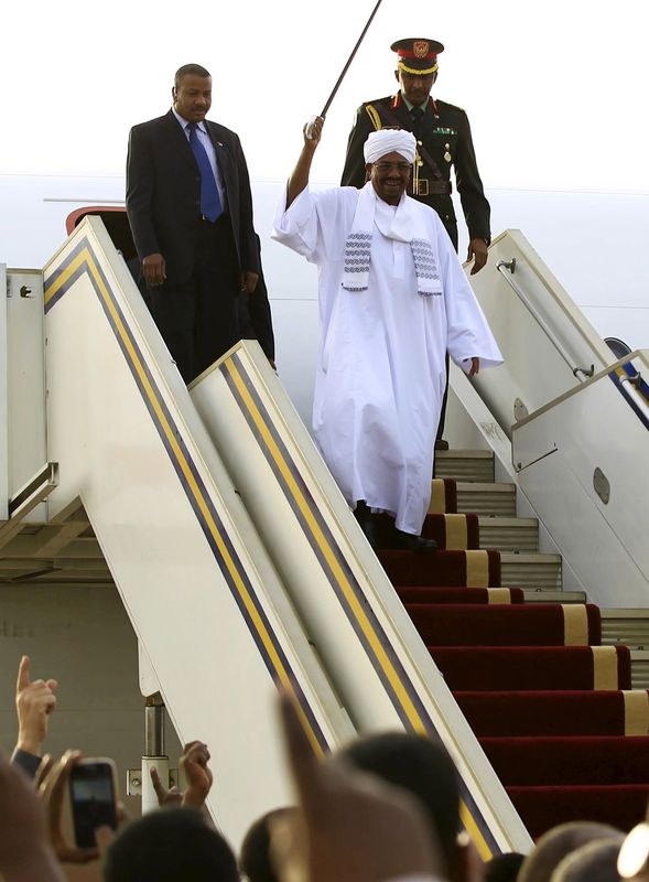 © Reuters. Presidente sudanês, Omar al-Bashir, desembarca na capital Cartum após voltar de viagem à África do Sul