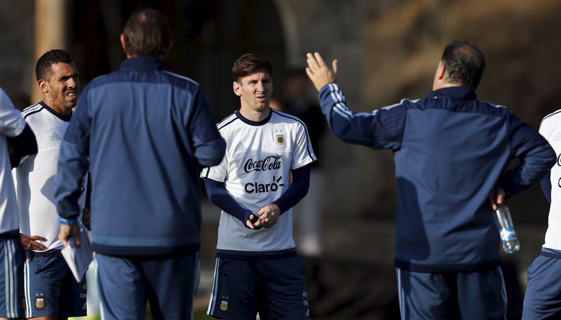 © Reuters. Argentina y Colombia buscan saldar deuda en Copa en medio de altas expectativas