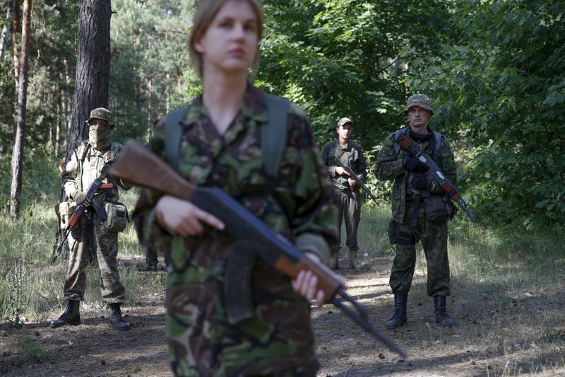 © Reuters. Civis vestidos com roupas camufladas e armados em treino militar realizado por voluntários que voltaram do leste da Ucrânia, em Kiev