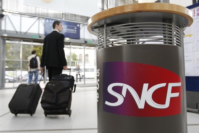 © Reuters. LA SNCF, ACTIONNAIRE MAJORITAIRE DU LOUEUR DE VOITURES OUICAR