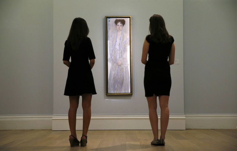 © Reuters. Duas funcionárias da Sotheby's olham quadro de Gustavo Klimt