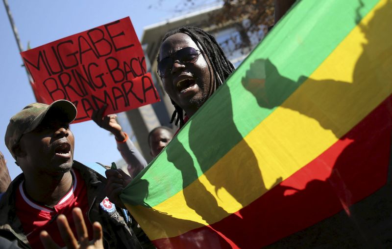 © Reuters. جنوب أفريقيا ستعيد النظر في عضويتها بالمحكمة الجنائية الدولية