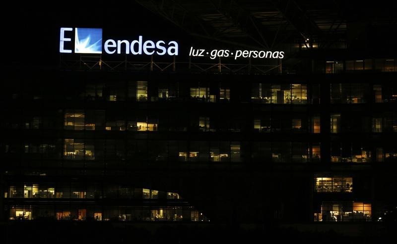 © Reuters. Il logo di Endesa sulla sede dell'azienda a Madrid