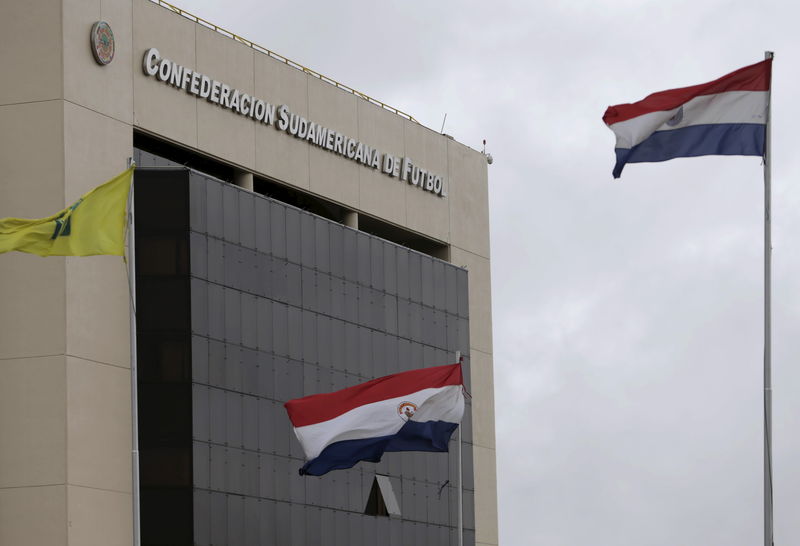 © Reuters. El presidente paraguayo promulga una ley que retira la inmunidad a sede de Conmebol