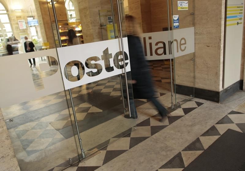 © Reuters. A woman enters a post office in downtown Rome