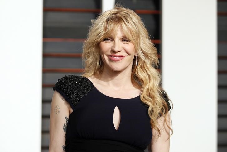 © Reuters. Courtney Love, en medio de las protestas de taxistas de París contra Uber