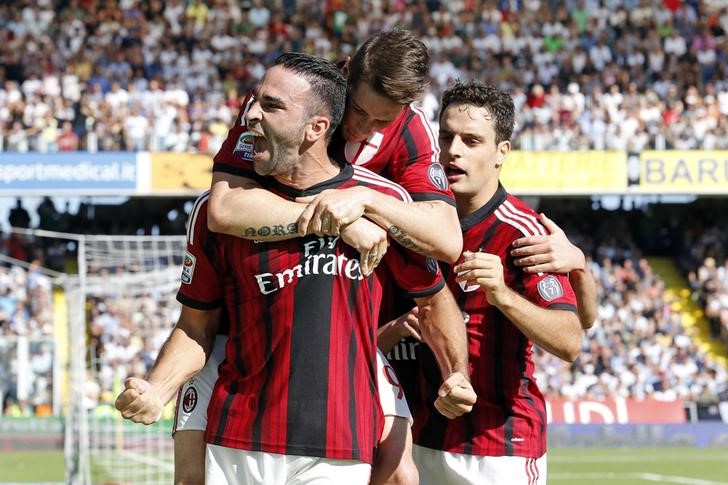 © Reuters. El Sevilla, detrás del defensa del Milan Adil Rami