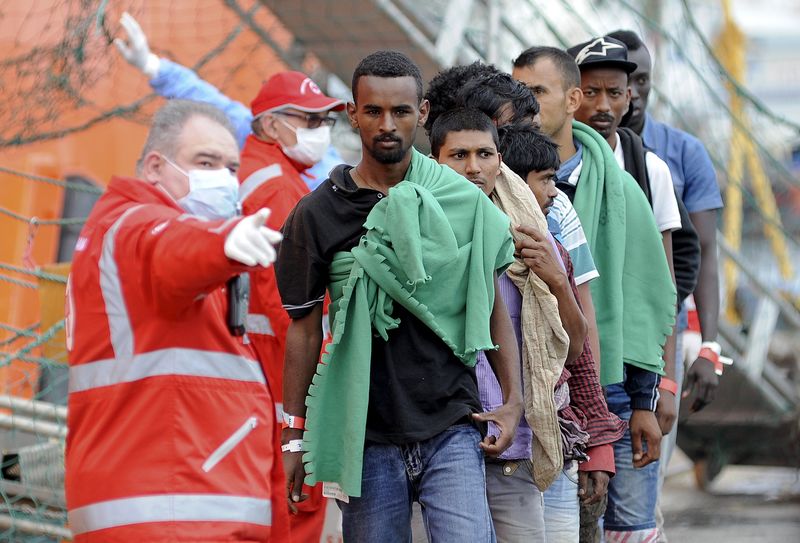 © Reuters. Imigrantes desembarcam em porto siciliano de Palermo