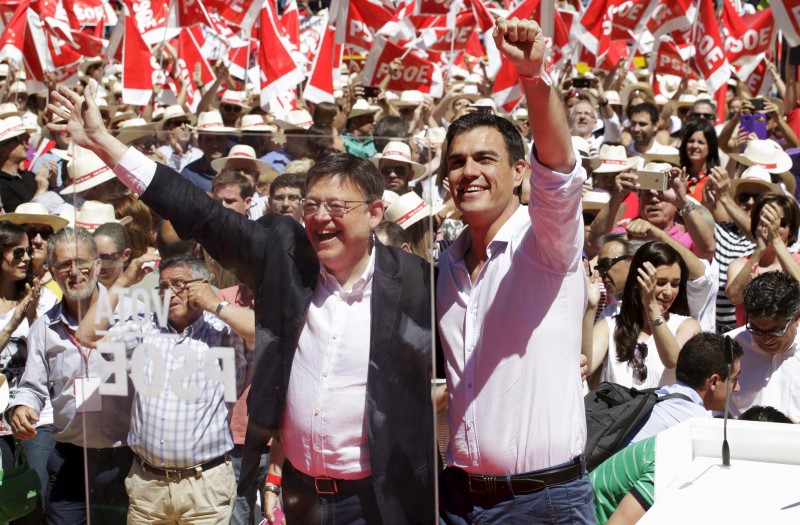 © Reuters. La investidura del socialista Puig acaba con décadas de gobiernos del PP en Valencia