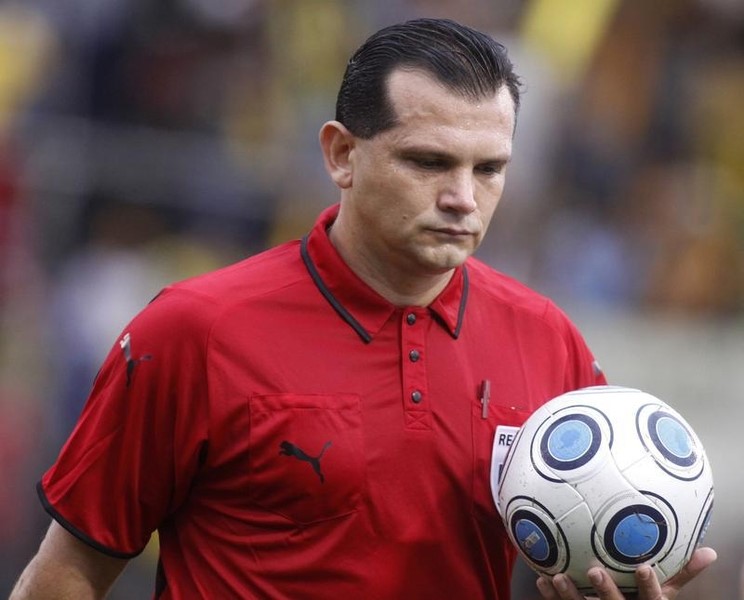 © Reuters. الاتحاد البرازيلي لكرة القدم يرغب في التحقيق مع حكم لقاء في كأس ليبرتادوريس