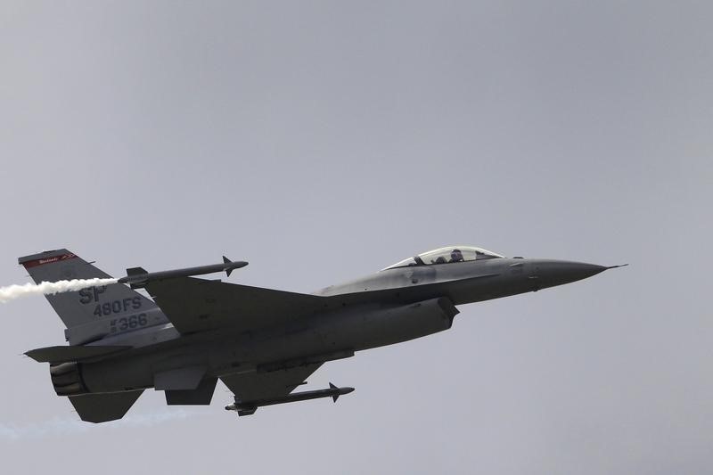 © Reuters. طيار عراقي تحت التدريب كان يقود مقاتلة إف-16 تحطمت في أريزونا