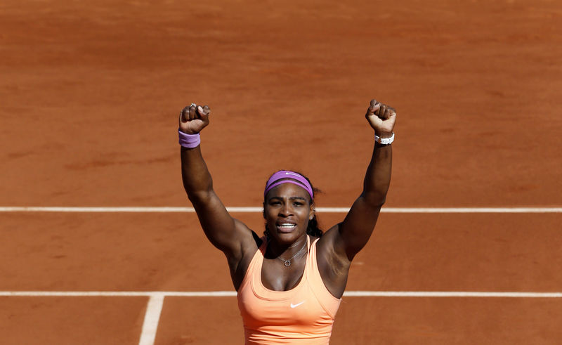 © Reuters. Serena Williams of the U.S. celebrates after winning her women's singles final match against Lucie Safarova of the Czech Republic at the French Open tennis tournament in Paris