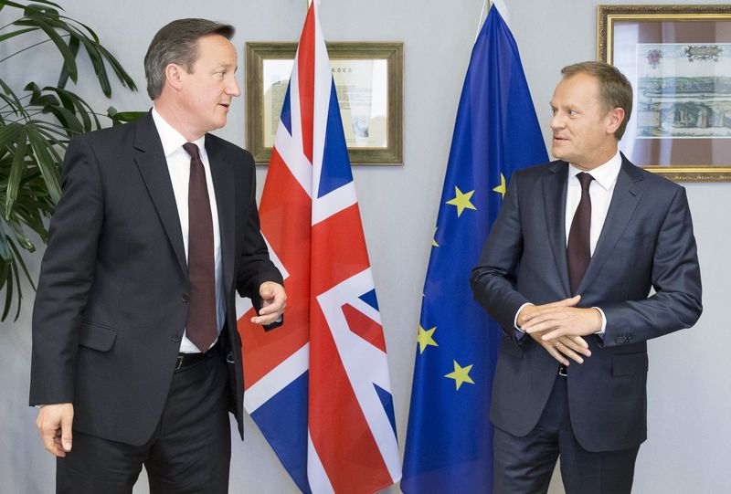 © Reuters. Cameron meets with Tusk during a European Union leaders summit in Brussels