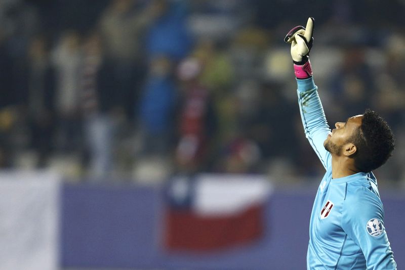 © Reuters. Peru's goalie Pedro Gallese celebrates after his team defeated Bolivia in their Copa America 2015 quarter-finals soccer match at Estadio Municipal Bicentenario German Becker in Temuco