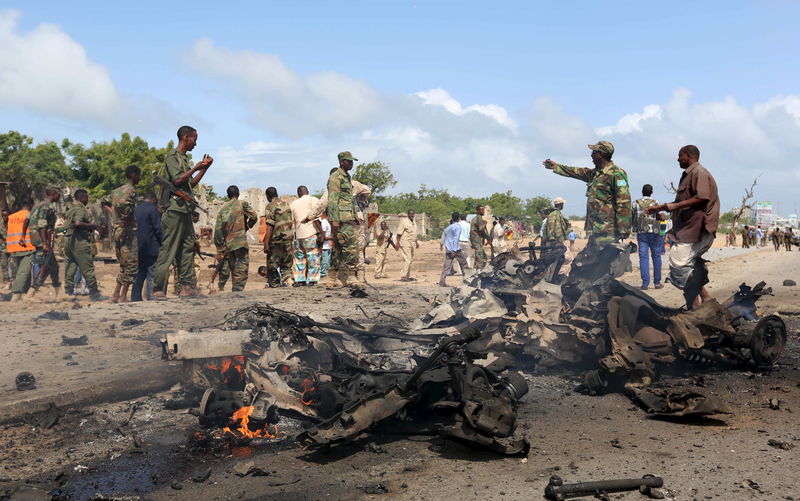 © Reuters. مقاتلو الشباب يهاجمون قاعدة للاتحاد الافريقي جنوبي العاصمة الصومالية