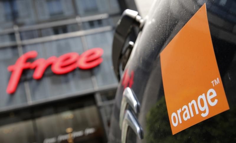 © Reuters. The logo of French Telecom operator Orange is seen on a car parked outside French internet service provider and mobile phone operator Free company headquarters in Paris