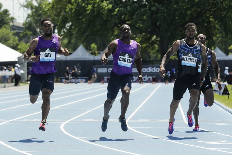 © Reuters. Tyson Gay (L) of the U.S. wins the 100m at the IAAF Diamond League Grand Prix track and field competition in New York