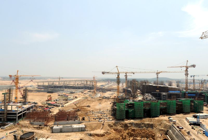 © Reuters. Zhengzhou airport's expansion construction site is seen in Zhengzhou