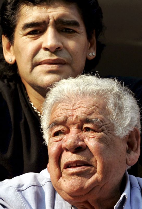 © Reuters. El padre de Diego Maradona muere a los 87 años en Argentina