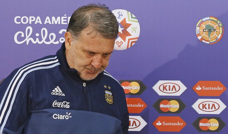 © Reuters. Argentina no debe confiarse por ausencias de Colombia, dice Martino 