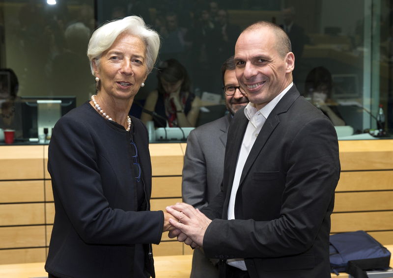 © Reuters. Il managing director dell'Fmi Christine Lagarde (a sinistra) stringe la mano al ministro delle Finanze greco Yanis Varoufakis