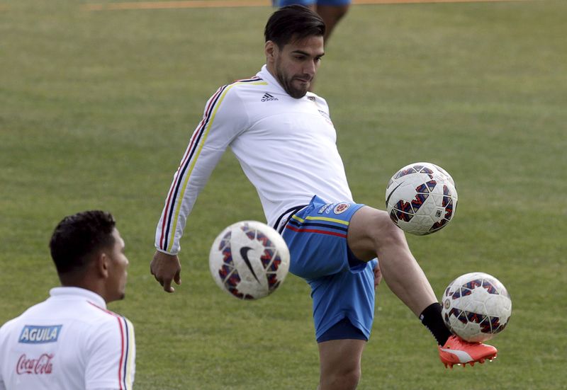© Reuters. Falcao recuperará su mejor nivel, pero ojalá no contra Argentina: Mascherano