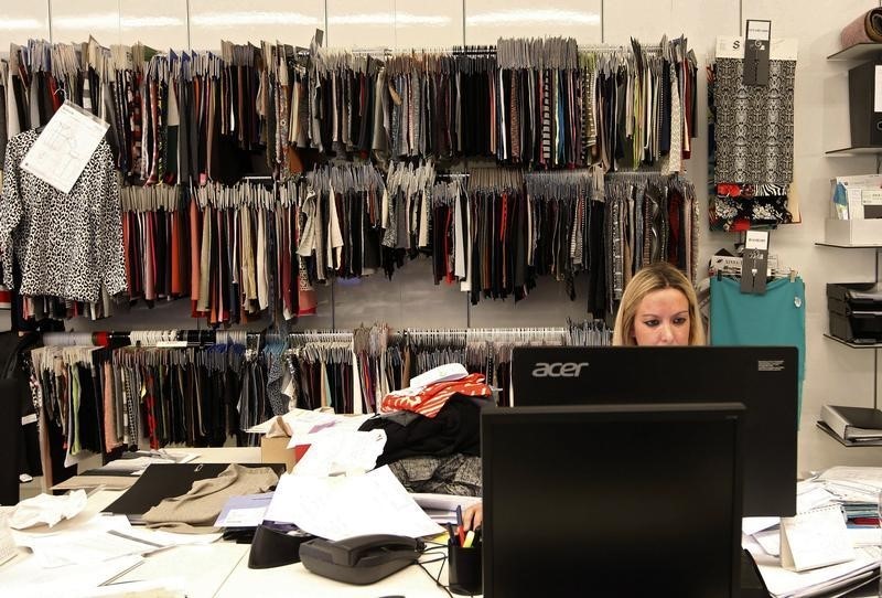 © Reuters. Employee sits at a computer in the fabrics research area of a clothing factory of Spanish fashion retailer Mango in the industrial town of Palau-solita i Plegamans near Barcelona