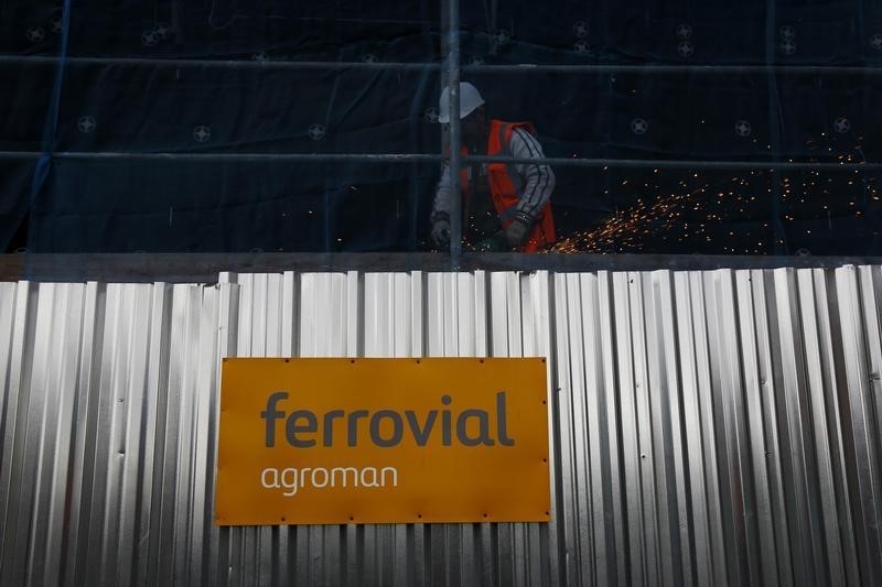 © Reuters. A welder works at a Ferrovial construction site, of new residential buildings, in Madrid