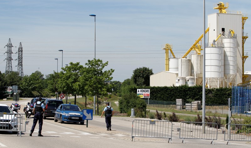 © Reuters. Hallan una cabeza decapitada en supuesto atentado islamista en Francia