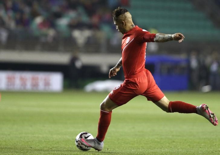 © Reuters. Paolo Guerrero durante partida contra a Bolívia pela Copa América, no Chile 