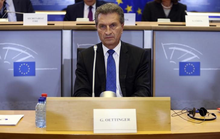 © Reuters. Comissário da Alemanha na UE, Guenther Oettinger, durante sessão em Bruxelas